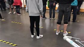 間距,好市多,防疫,插隊,警戒線,武漢肺炎(翻攝自 Costco好市多 商品經驗老實說)