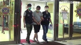 信義夜店殺警案共犯董紹堂遭警方解送歸案。（圖／翻攝畫面）