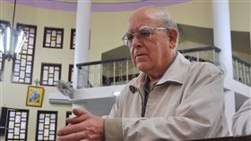 義籍神父家鄉疫情告急　台灣人捐款相助長期在台奉獻的義大利籍神父呂若瑟（圖）因家鄉武漢肺炎疫情嚴重，缺乏醫療物資向外求救。許多台灣人發揮愛心捐款，盼能化為實際物資協助。呂若瑟2日在聖母醫院哽咽祈禱，感謝善心人士協助。中央社記者沈如峰宜蘭攝　109年4月2日