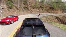 ▲Porsche Macan、重機跑山（圖／翻攝自motor1）