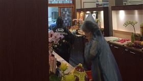 北台灣今晨暴雨，第一殯儀館拜飯區屋頂也漏水，導致死者牌位全被淋濕（翻攝畫面）