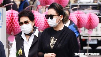 淚送小鳳仙　楊麗花哭腫雙眼赴告別式