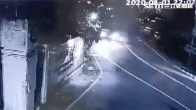  少年偷車無照撞拖吊車　重傷搶救中