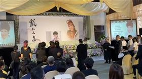 陳亞蘭代表徒弟唸追悼文。（圖／寶麗來娛樂提供）