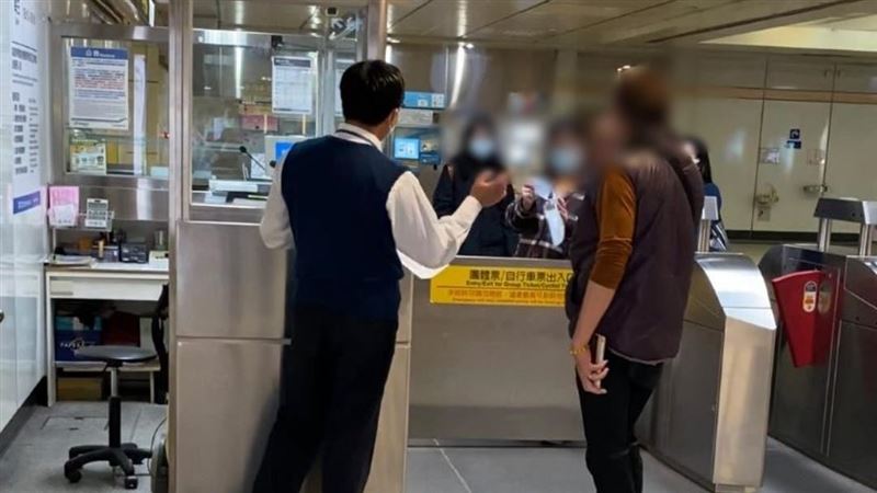 搭捷運沒戴口罩！男遭勸竟暴走飆髒話