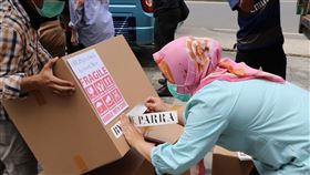 印尼生產的防疫箱出廠印尼美妝公司BLP Beauty資助生產的醫護人員防疫箱3日出貨。BLP Beauty員工忙著整理100個箱子，將箱子裝上小巴士，分送給雅加達的25家醫院。中央社記者石秀娟雅加達攝  109年4月3日