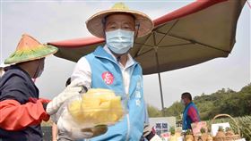 韓國瑜行銷鳳梨　避答官司問題高雄市長韓國瑜（前右）3日前往大樹區關心鳳梨農受武漢肺炎（2019冠狀病毒疾病，COVID-19）疫情影響銷路狀況，對於前高雄縣長楊秋興挨告妨害名譽一事，韓國瑜避答媒體追問。（高市新聞局提供）中央社記者程啟峰高雄傳真　109年4月3日