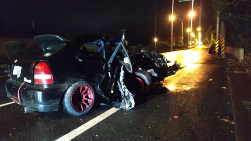改裝車失控自撞電桿　慘釀1死2受傷
