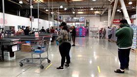 美國規定社交距離6英尺美國成為武漢肺炎疫情重災區，政府要求大眾保持6英尺（約183公分）的社交距離。中央社記者林宏翰洛杉磯攝  109年4月4日