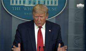 川普,CDC,口罩,圍巾,確診,無症狀,白宮（圖／翻攝自美國直播）