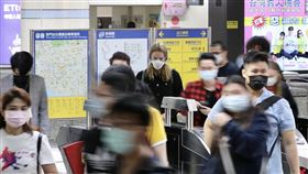 疫情中心：搭大眾運輸全面戴口罩（3）中央流行疫情指揮中心指揮官陳時中3日宣布，為了讓防疫執行更有效率，搭乘大眾運輸工具應全面戴口罩，勸導不聽將開罰新台幣3000元至1萬5000元。中央社記者張皓安攝 109年4月3日