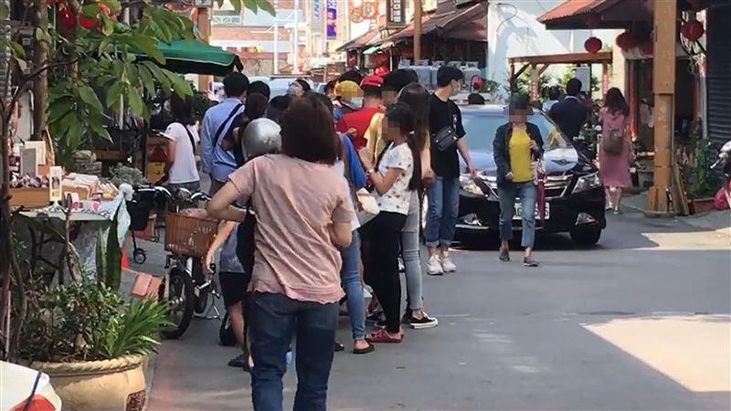 遊客太多！墾丁景點爆搶車位衝突