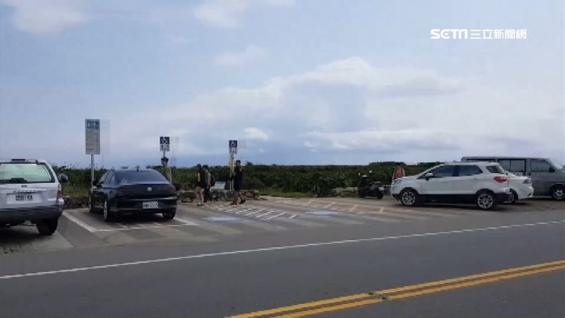 女比「不雅手勢」佔車位　遊客全氣炸
