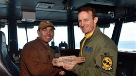 美國國防部2日將遭武漢肺炎衝擊的航艦羅斯福號艦長克勞齊上校（右）解職。（圖／翻攝自facebook.com/USSTheodoreRoosevelt）
