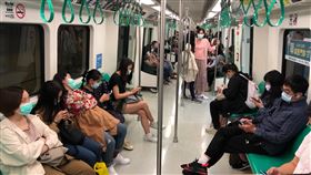 民眾搭乘高雄捷運戴口罩武漢肺炎（2019冠狀病毒疾病，COVID-19）疫情險峻，高雄捷運4日要求搭乘者應配戴口罩。（高捷提供）中央社記者陳朝福傳真　109年4月4日