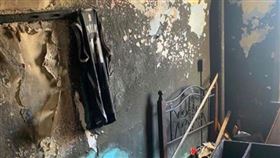 ▲籃網隊球迷薩林（Fahad Saleem）家中失火，房間只剩下厄文球衣。（圖／截取自推特）