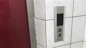 爆怨公社，有網友歷經電梯驚魂記，留下遺言差點沒命。（圖／翻攝自爆怨公社）