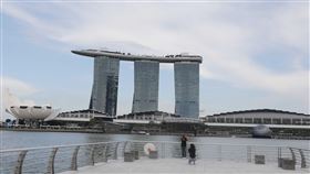 新加坡濱海灣金沙與聖淘沙名勝世界 暫閉門防疫武漢肺炎疫情加劇，新加坡實施更嚴格的社交安全規範，知名觀光景點濱海灣金沙與聖淘沙名勝世界將暫關閉約一個月到5月4日，圖為濱海灣金沙酒店。中央社記者黃自強新加坡攝　109年4月4日