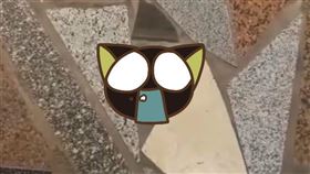 商場地磚驚見「父遺像」…路人經過狂踩　她傻眼怒報警（圖／翻攝自YouTube）