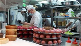 透明玻璃可以看到師傅們忙碌的準備餐點。（記者邱榮吉/攝影）