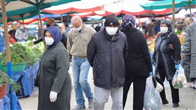 武漢肺炎防疫 安卡拉巿民戴口罩上傳統巿集土耳其總統艾爾段宣布前往人多的場所強制戴口罩，並要求至少保持3步的社交距離。在安卡拉巴加特區一處傳統巿集4日觀察所見，有9成以上民眾都戴著口罩。中央社記者何宏儒安卡拉攝   109年4月4日