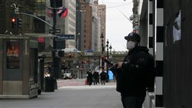 紐約市防疫新方針 建議民眾出門罩口鼻紐約市政府2日宣布防疫新方針，建議民眾出門以圍巾或其他創意方式罩住口鼻，圖為曼哈頓中城行人戴口罩防疫。中央社記者尹俊傑紐約攝　109年4月3日