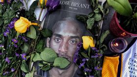 球迷追思布萊恩（2）前美國職籃NBA洛杉磯湖人傳奇球星布萊恩（Kobe Bryant）26日不幸墜機過世，來自世界各地的球迷在湖人主場史泰博中心（Staples Center）周邊擺上布萊恩的照片及花束等，表達懷念之情。中央社記者王騰毅洛杉磯攝  109年1月29日