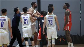 SBL例行賽　裕隆璞園雙方洋將場邊衝突第17季SBL超級籃球聯賽例行賽，4日晚間由裕隆納智捷對上桃園璞園建築，裕隆洋將布拉（左4）與璞園洋將賈西亞（右）一度發生衝突，隊友裁判皆上前勸阻。中央社記者吳家昇攝　109年4月4日