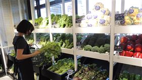 台中市打造新樣貌傳統市場（2）台中市21日新增一家設在百貨賣場內的第六市場，兼具傳統市場的人情味與平實價格，加上環境幽雅，可以滿足不同時段的消費者購物需求。中央社記者郝雪卿攝  106年9月21日