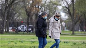 武漢肺炎肆虐 美國戴口罩民眾增加美國武漢肺炎確診數急遽增加，疫情惡化速度之快，讓原先普遍不相信口罩防疫功效的美國民眾，都開始紛紛戴上口罩。中央社記者徐薇婷華盛頓攝 109年4月5日