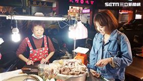 週一全新美食節目《就是這味》名人帶路吃美食，謝忻介紹基隆最愛小吃攤邀謝爸首次入鏡，讓謝爸忍不住唸女兒緋聞。