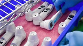 因應武漢肺炎疫情　體溫計管制出口因應武漢肺炎疫情，為使體溫計優先提供國內防疫使用，將管制體溫計出口，管制範圍包括紅外線非接觸式額溫槍、接觸式額溫槍、耳溫槍、電子體溫計以及紅外線測體溫熱像儀等，但不包含水銀體溫計。中央社記者林俊耀攝　109年3月5日