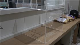 印尼改良版的台灣設計防疫箱台灣醫師賴賢勇設計的武漢肺炎「防疫箱」日前在印尼出廠，印尼唐格朗市西羅姆醫院的醫師團隊稍作改良，更方便醫師使用，也擴大它的功能。中央社記者石秀娟雅加達攝  109年4月5日