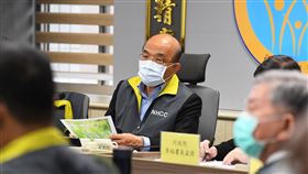 行政院長蘇貞昌5日視察中央流行疫情指揮中心。（圖／行政院提供）