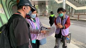 ▲新北搭大眾運輸強制戴口罩第3日 有4人不聴勸報警處理（圖／新北市政府交通局提供）