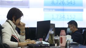 跟時間賽跑 關貿公司團隊輪班開發口罩預購系統財政部旗下負責報稅軟體的關貿公司，50人團隊用短短12天推出eMask口罩預購系統，團隊每天跟時間賽跑，除了線上（Online）的網站系統，線下（Offline）服務整合也是一大挑戰。中央社記者張新偉攝 109年4月5日