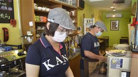 嘉市推神秘客活動　監督餐飲業戴口罩防範武漢肺炎（2019冠狀病毒疾病，COVID-19），嘉義市政府即日起至4月24日止，邀請民眾一同參與神秘客暗訪活動，監督市內餐飲業者穿戴工作衣帽及口罩。圖為咖啡店服務人員穿戴完整工作衣帽及口罩。中央社記者蔡智明攝　109年4月5日