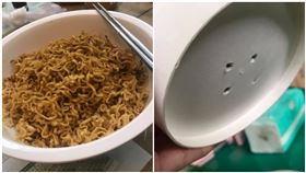 弟吃維力炸醬麵「碗底戳洞瀝水」　下秒蠢爆…姐看完傻眼（圖／翻攝自爆廢公社、爆廢公社公開版）