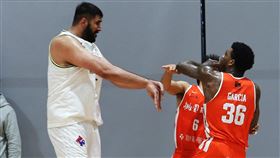 賈西亞與布拉發生衝突。（圖／中華籃協提供）