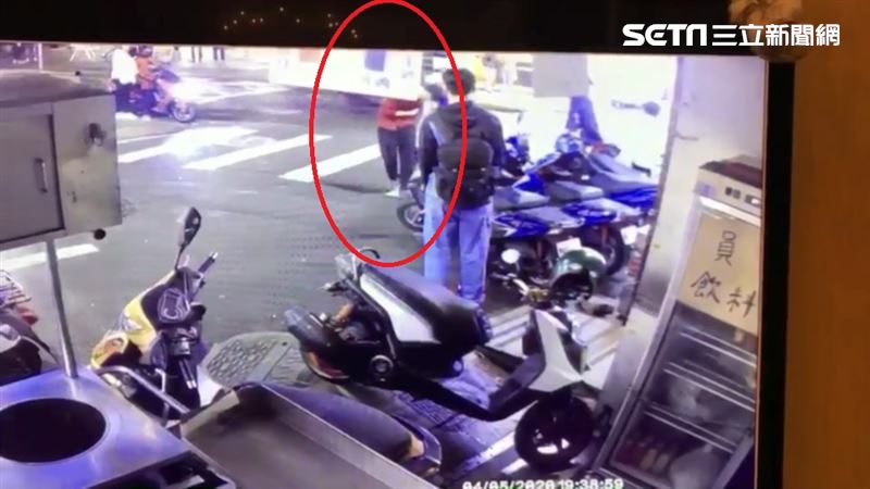 不滿店員態度差　男竟亮塑膠扁鑽捅人
