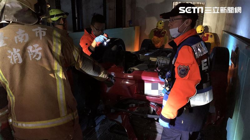 小客車詭異墜摔B3　女駕駛受困哀號
