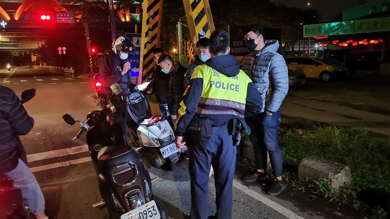 屁孩聚眾帶刀槍夜遊　5人帶回偵辦