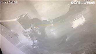 驚悚！車翻轉撞進…只看到螢幕雪花片