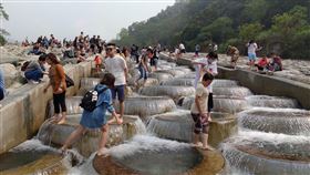 獨／苗栗小棉堡人潮擠爆變菜市場　網笑：怎麼拍都是合照（圖／民眾提供）