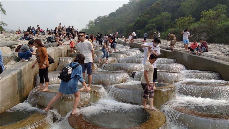 小棉堡人潮爆炸　林管處急列危險水域