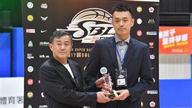SBL高雄九太老將張容軒引退超級籃球聯賽（SBL）高雄九太科技隊陣中老將張容軒（右）正式告別球員身分，退休儀式5日在新北市舉行，總教練劉嘉發（左）親自頒發紀念獎座。中央社記者林俊耀攝　109年4月5日
