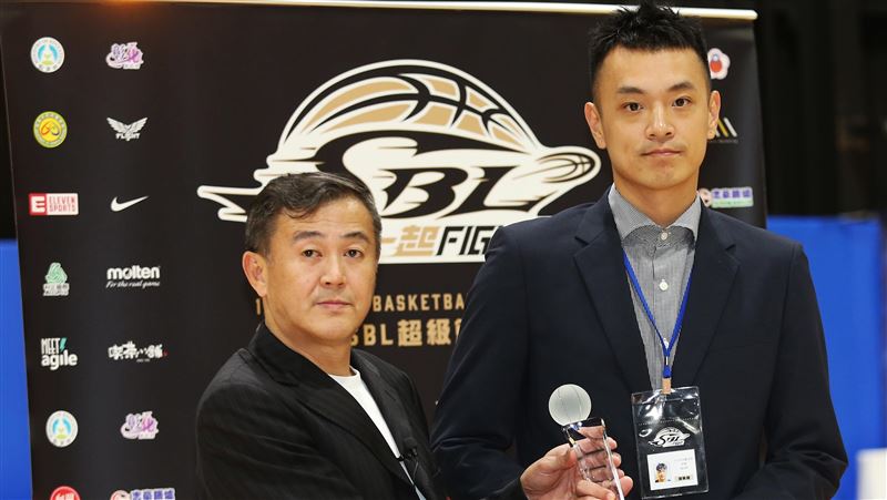 曾偷腥小三、小四　張容軒退休謝前妻