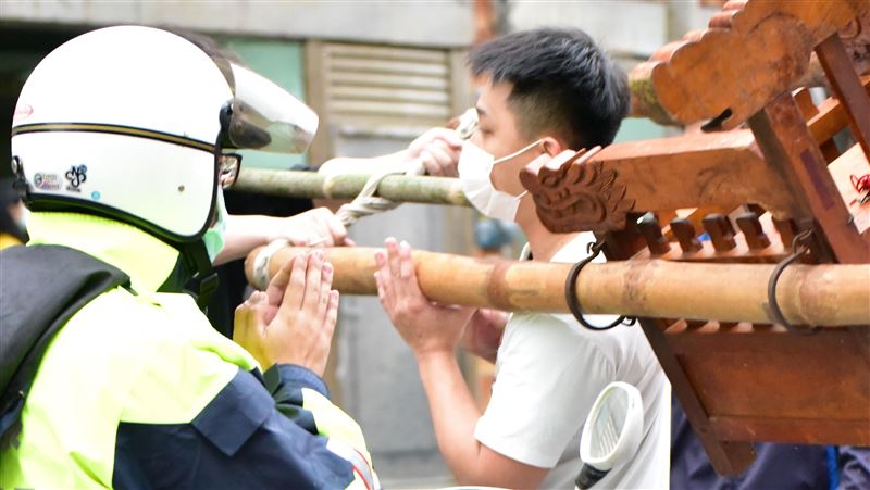 奇！他值勤中雙手合十…祂傾鑾轎致意