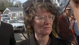 好萊塢女星李費耶羅（Lee Fierro）1975年在驚悚片《大白鯊》（Jaws）演出被鯊魚吃掉的小男孩的母親／因武漢肺炎（COVID-19、新冠肺炎）引起併發症病逝，享耆壽91歲。翻攝YouTube