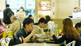 經濟部規畫振興抵用券　盼助餐飲業紓困（3）武漢肺炎疫情影響民生消費，經濟部長沈榮津4日說明，目前規劃的「振興抵用券」，只要民眾住宿就會發放，總共有餐飲、夜市、商圈與藝文4種類型，採電子與紙本兩種方式並行，經濟部也會開發APP軟體供民眾與店家使用。圖為民眾在美食街用餐時，暫時拉下口罩。中央社記者徐肇昌攝　109年3月4日